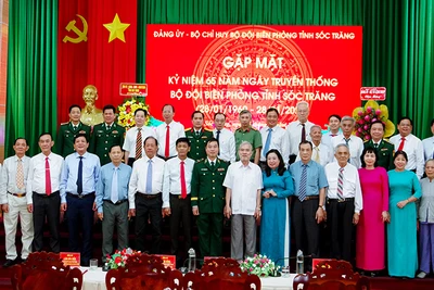 Các đại biểu chụp hình lưu niệm tại buổi gặp mặt.