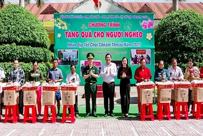 Tặng quà cho các hộ gia đình có hoàn cảnh khó khăn tại chương trình.