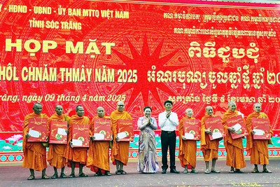 Tặng quà cho các sư sãi trong buổi họp mặt.