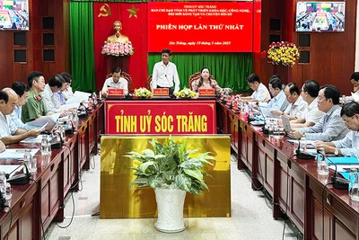 Bí thư Tỉnh ủy Sóc Trăng Lâm Văn Mẫn phát biểu chỉ đạo phiên họp.