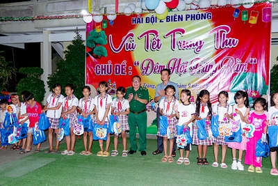 Tổ chức cho thiếu nhi vùng biên giới biển Sóc Trăng vui đêm Trung thu. (Ảnh Văn Long)