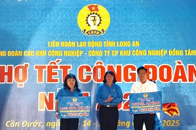 Liên đoàn Lao động tỉnh Long An trao quà và vé tàu, xe và máy bay cho Công đoàn các khu công nghiệp để trao lại cho người lao động. 