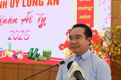 Bí thư Tỉnh ủy Long An Nguyễn Văn Được phát biểu tại buổi họp mặt.