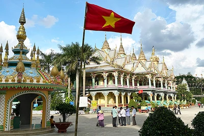 Chùa Sam Rong (Sóc Trăng) được trang hoàng thật lộng lẫy.