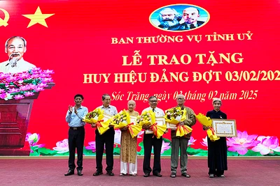 Đồng chí Lâm Văn Mẫn trao Huy hiệu Đảng cho các đảng viên 