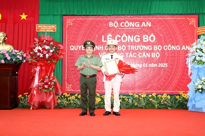 Thiếu tướng Đặng Hồng Đức trao Quyết định cho Đại tá Trần Văn Dương, Giám đốc Công an tỉnh Sóc Trăng