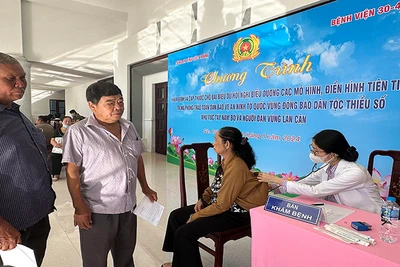 Bác sĩ Bệnh viện 30-4 và Bệnh xá Công an Sóc Trăng thăm khám, tư vấn và cấp phát thuốc miễn phí cho người dân.