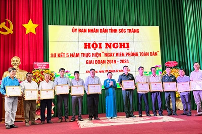 Tặng Bằng khen cho các tập thể và cá nhân có thành tích xuất sắc trong thực hiện Ngày Biên phòng toàn dân.