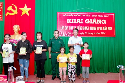 Trao tặng tập và học bổng cho các em học sinh có hoàn cảnh khó khăn. (Ảnh: HOÀNG ĐOÁN)