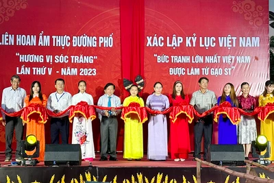 Ban tổ chức thực hiện nghi thức cắt băng khai mạc lễ hội đường phố và bức tranh gạo ST25.