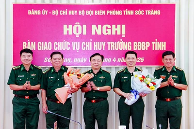 Bộ chỉ huy Bộ đội Biên phòng tỉnh tặng hoa chúc mừng Đại tá Phạm Lê Xuân Bình và Đại tá Trịnh Kim Khâm.