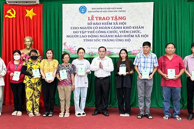 Phó Giám đốc BHXH tỉnh Sóc Trăng Lâm Thanh Thiên trao sổ BHXH cho các hộ khó khăn.
