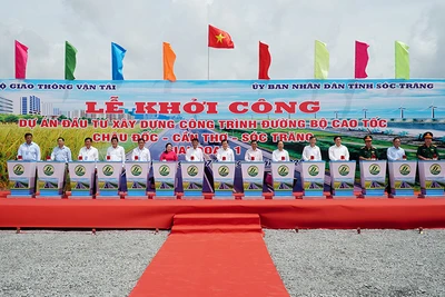 Phó Thủ tướng Lê Minh Khái cùng lãnh đạo các bộ, ngành và địa phương thực hiện nghi thức khởi công.
