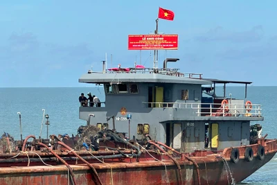 Dòng cát biển đầu tiên được khai thác tại vùng biển Sóc Trăng.