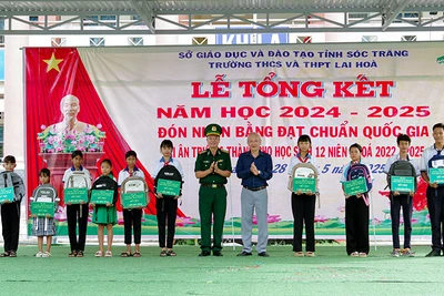 Trao học bổng dự án “Cán bộ chiến sĩ nâng bước em tới trường” cho 11 em học sinh khu vực biên giới biển Sóc Trăng.