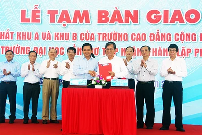 Lãnh đạo tỉnh Sóc Trăng bàn giao cơ sở vật chất cho Đại học Cần Thơ.