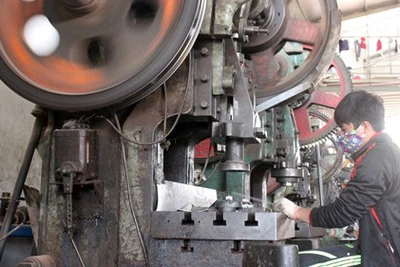 Ảnh minh họa: Sản xuất mặt hàng cơ khí nông thôn tại làng nghề kim khí Rùa Hạ, xã Thanh Thùy, huyện Thanh Oai. (Ảnh: Báo QĐND)