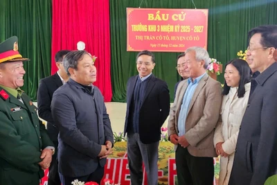 Lãnh đạo tỉnh Quảng Ninh thăm hỏi, trò chuyện với nhân dân thị trấn Cô Tô, huyện Cô Tô.