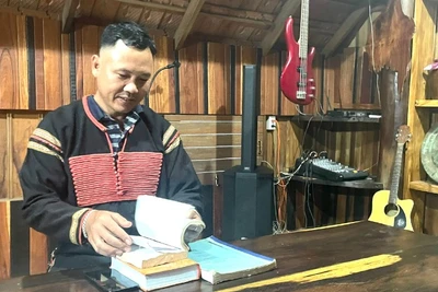 Anh Ama Nhiên, người kể sử thi của buôn Ako Dhông, phường Tân Lập, thành phố Buôn Ma Thuột, tỉnh Đắk Lắk.