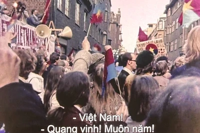 Hình ảnh người dân Thụy Điển xuống đường hô vang khẩu hiệu “Việt Nam – Quang vinh! Muôn năm!” trong phim tài liệu “Chiến thắng của Việt Nam”. (Ảnh: Kim Lĩnh)