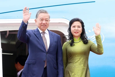 Tổng Bí thư Tô Lâm và Phu nhân đến sân bay quân sự Halim Perdanakusuma, Jakarta. (Ảnh: TTXVN)