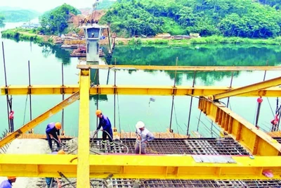 Cầu Hàm Yên bắc qua sông Lô thuộc gói thầu số 24 thi công đạt 65% khối lượng.