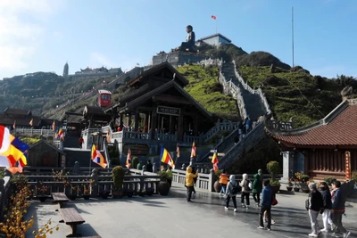 Đông đảo du khách trong nước, quốc tế tham quan, chiêm bái khu du lịch tâm linh trên đỉnh Fansipan. (Ảnh: Quốc Khánh/TTXVN)