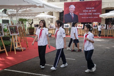 Giáo viên và học sinh trường THCS Hoàn Kiếm tham quan triển lãm ảnh.