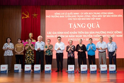 Đồng chí Lê Quốc Minh, Ủy viên Trung ương Đảng, Tổng Biên tập Báo Nhân Dân, Phó Trưởng Ban Tuyên giáo Trung ương, Chủ tịch Hội Nhà báo Việt Nam tặng quà cho các gia đình có hoàn cảnh khó khăn. 