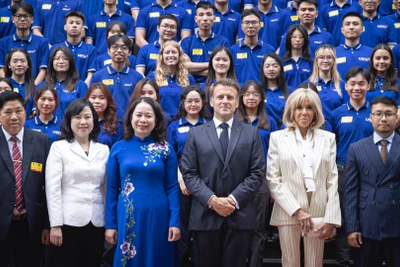Phó Chủ tịch nước Võ Thị Ánh Xuân cùng Tổng thống Pháp Emmanuel Macron và Phu nhân chụp ảnh chung với cán bộ, giảng viên, sinh viên Trường đại học Khoa học và Công nghệ Hà Nội.