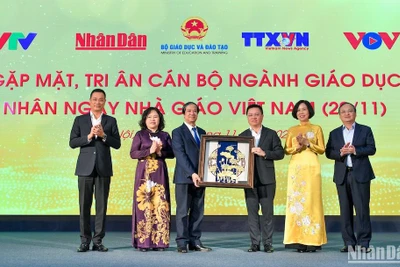 Các đồng chí lãnh đạo cơ quan báo chí chúc mừng cán bộ ngành giáo dục. (Ảnh: THÀNH ĐẠT)