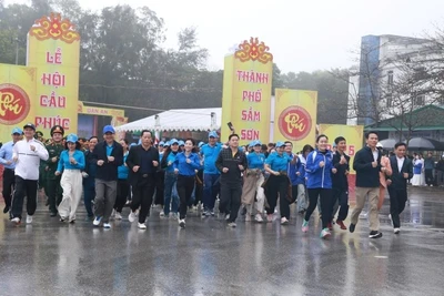 Nhân dân thành phố Sầm Sơn rèn luyện thân thể theo gương Bác Hồ vĩ đại.