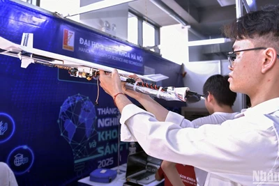 Các "nhà phát minh" trẻ tuổi kiểm tra sản phẩm tại Festival.