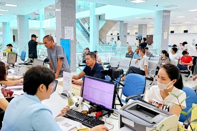 Công dân đến làm việc tại Trung tâm Phục vụ hành chính công tỉnh Quảng Ninh. (Ảnh QUANG THỌ)