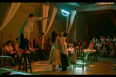 Khán giả chăm chú dõi theo những diễn biến cảm xúc của diễn viên trong tác phẩm “Tại sao chúng ta lại ở đây?”. (Ảnh: do nhân vật cung cấp)