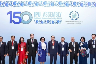 Chủ tịch Quốc hội Trần Thanh Mẫn và các đại biểu chụp ảnh chung tại Lễ khai mạc Đại hội đồng lần thứ 150 của Liên minh Nghị viện thế giới. (Ảnh: DOÃN TẤN/TTXVN) 