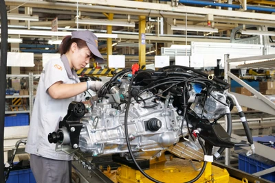Công nhân kiểm tra động cơ tại nhà máy Tập đoàn ô-tô Chenggong, tỉnh Sơn Tây, Trung Quốc. (Ảnh: HỒ QUÂN)