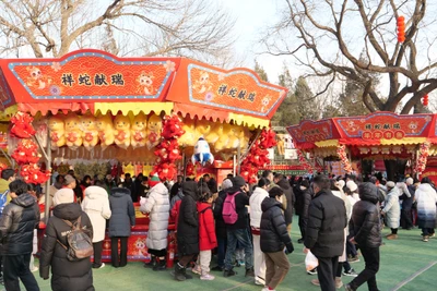 Khu vui chơi tại lễ hội văn hóa xuân ở thủ đô Bắc Kinh luôn đông kín người.