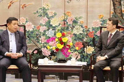 Phó Thủ tướng Chính phủ Nguyễn Chí Dũng (trái) hội kiến với đồng chí Trương Hổ, Phó Tỉnh trưởng Thường trực tỉnh Quảng Đông. 