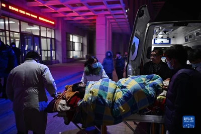 Người bị thương được đưa đến bệnh viện cấp cứu.