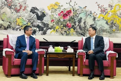 Đại sứ Phạm Thanh Bình chào xã giao Hội trưởng Hội hữu nghị đối ngoại nhân dân Trung Quốc Dương Vạn Minh.