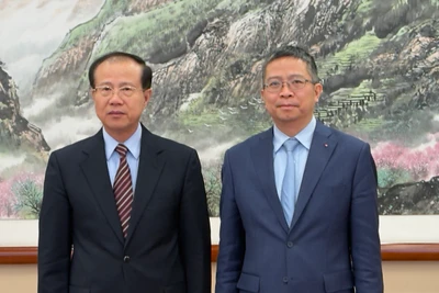 Đại sứ Phạm Thanh Bình và Phó Chủ nhiệm Ủy ban Đối ngoại Nhân đại toàn quốc Trung Quốc Phó Tự Ứng.