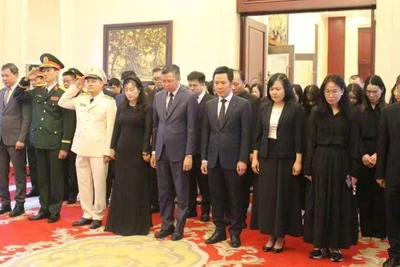 Đại sứ Phạm Thanh Bình cùng tập thể cán bộ, nhân viên Đại sứ quán Việt Nam tại Trung Quốc vĩnh biệt đồng chí Trần Đức Lương. 