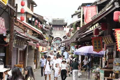 Bên trong thành, nhà ở, cửa hàng san sát, du khách tấp nập tạo nên khung cảnh vô cùng sôi động, nhộn nhịp.