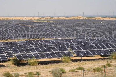 Một góc dự án năng lượng điện mặt trời Dalate ở sa mạc Kubuqi, khu tự trị Nội Mông, Trung Quốc. (Ảnh: HỒ QUÂN)