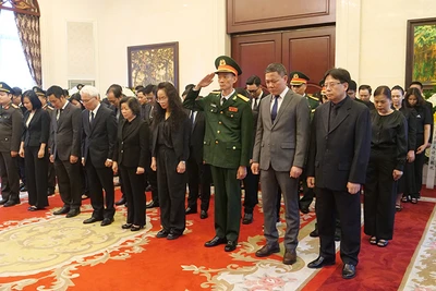 Đại sứ Phạm Sao Mai và cán bộ, nhân viên Đại sứ quán Việt Nam tại Trung Quốc viếng Tổng Bí thư Nguyễn Phú Trọng.