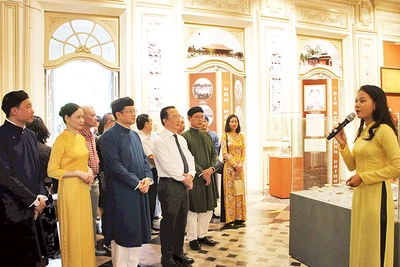 Các đại biểu, du khách tham quan không gian trưng bày “Phú Xuân- Gia Định, những dấu ấn lịch sử” tại Bảo tàng thành phố.