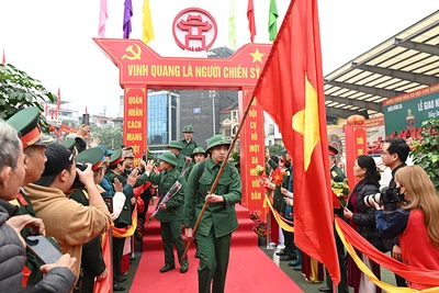 Các tân binh quận Đống Đa (Hà Nội) đi qua Cổng Vinh quang trong niềm tự hào. (Ảnh THẾ ĐẠI)