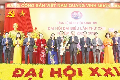 Lãnh đạo Quận ủy Ba Đình chúc mừng Ban Chấp hành Đảng bộ Bệnh viện Xanh Pôn nhiệm kỳ 2025-2030.