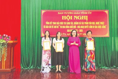 Lãnh đạo Ban Tuyên giáo Tỉnh ủy Bến Tre trao Giải A, tặng nhóm tác giả đoạt giải.